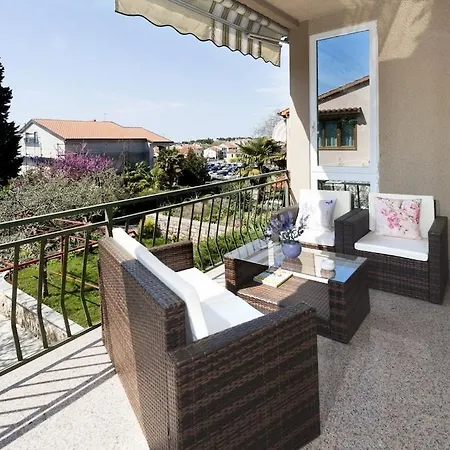 In With Swimming Pool Tatil Evi